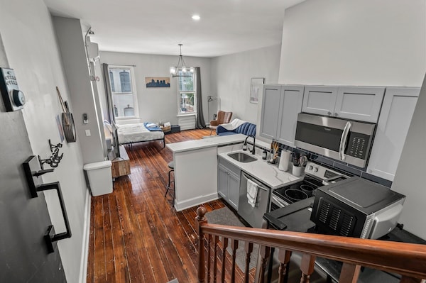 New Central Philly Apartment! - Chestnut Hill, PA
