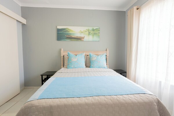 Welcome To Our Luxurious Oasis: Discover Comfort In Our Spacious Guesthouse - Krugersdorp