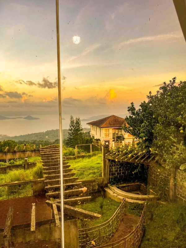 Spacious Tagaytay Retreat For 12pax - Amadeo