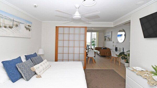 Ocean Views Says It All. Resort Style Features - Stones Throw To The Beach - Quality Dining, Bistros - Hervey Bay