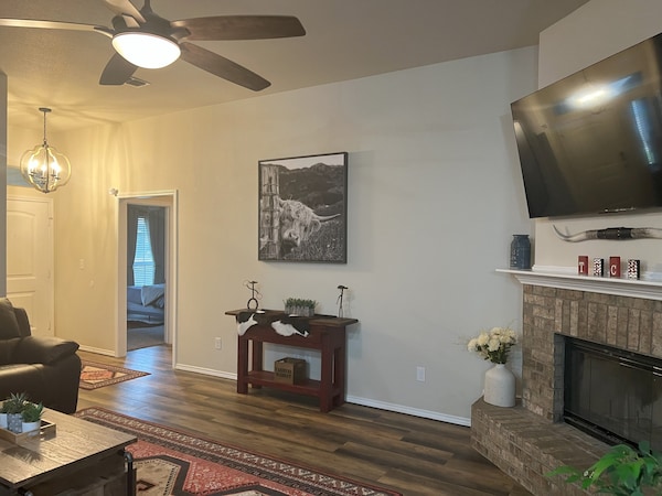 Newly Appointed Home In Quiet Quincy Park Neighborhood. - Lubbock, TX
