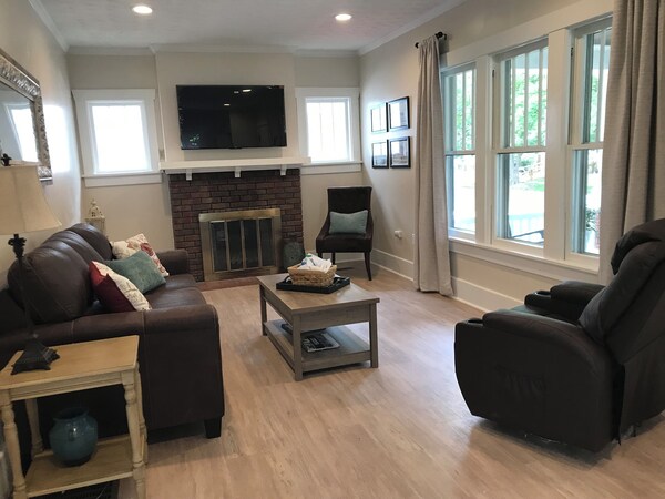 Remodeled Bungalow Home Just Two Blocks From Washington Park. - Springfield, IL