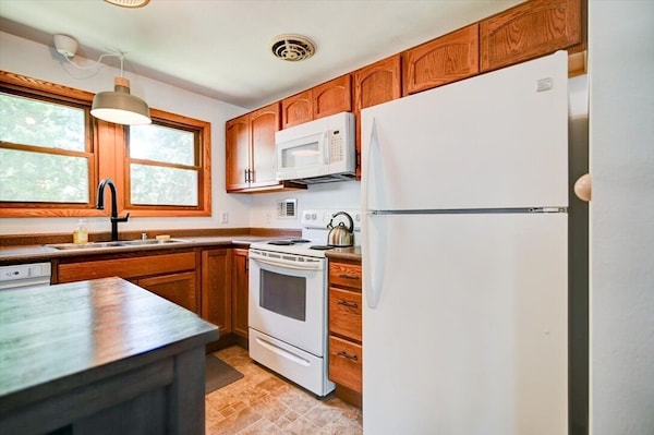 Clean And Charming Home In Great Location Near Epic And Downtown Verona! - Madison, WI