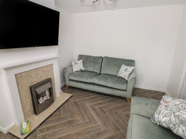 39 Mariners Quay, Pet Friendly, With A Garden In Port Talbot - Port Talbot