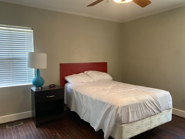 Beautiful 3 Bedroom Home In Capitol Heights Minutes To Downtown. - Montgomery, AL