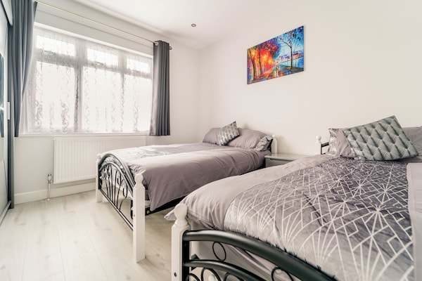 Newly Refurbished 2 Bedroom Flat Near Train Station In Seven Kings\/london - Dagenham