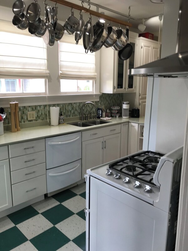 Midcentury Modern Bungalow. Minutes From French Quarter And Cbd! - New Orleans, LA