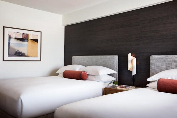 Our Guestrooms Are Bright And Cheerful, Pops Of Jewel-toned Fabrics And Stylish! - Nob Hill - San Francisco