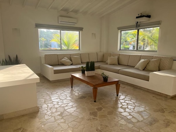 Seaside Paradise: 5-bedroom Beach House With Pool - Santiago de Tolú