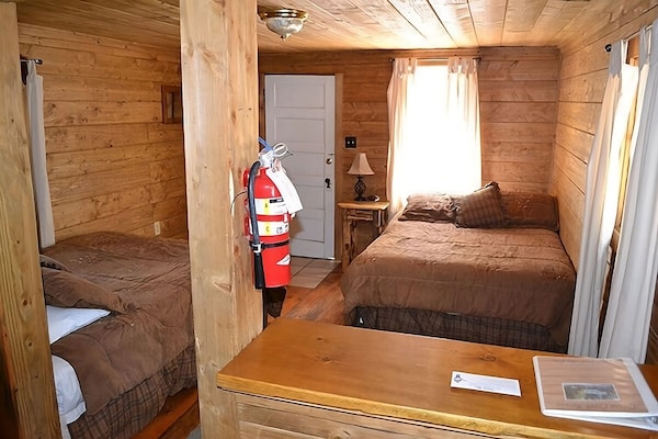 Enjoy A Hassle Free Stay! 2 Spacious Units, Close To Rogue River Gorge Viewpoint - Crater Lake, OR