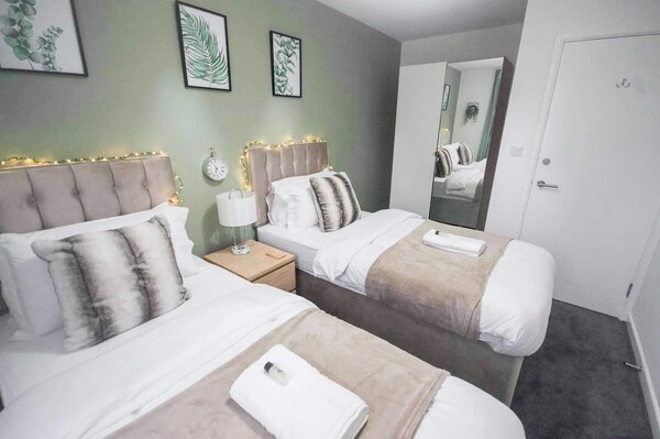 Gf Apartment With Secure Gated Parking - Kenilworth, UK
