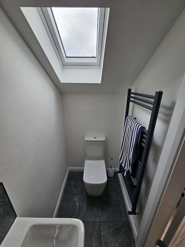 Newly Converted Attic Room With Private En-suite. 5 Mins To Galway Racecourses - Oranmore