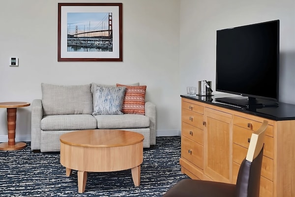 Relaxing Stay, Convenient Location! Pets Allowed, W\/ Pool, Near Marina Mall - Alameda, CA