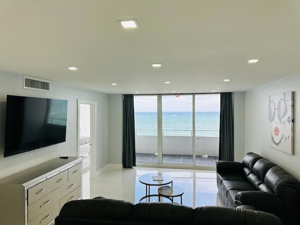 On The B.e.a.c.h-free Resort-oceanfront- Beach Views-ocean View-balcony-pool - Coral Springs, FL