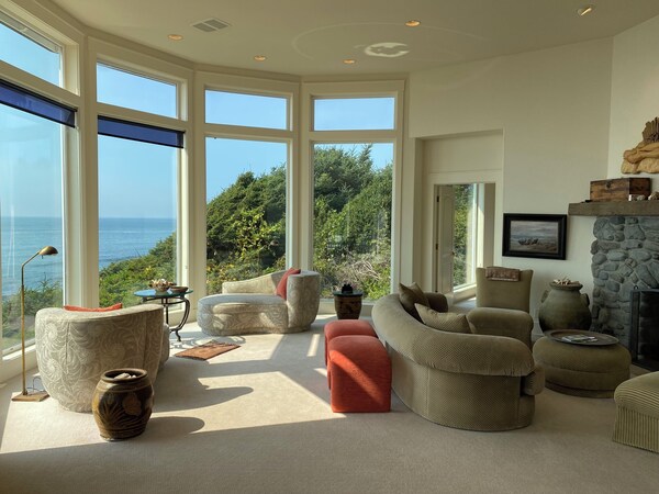 Where Views, Stars & Wildlife Meet: Your Secluded Cliffside Escape Awaits! - Yachats, OR