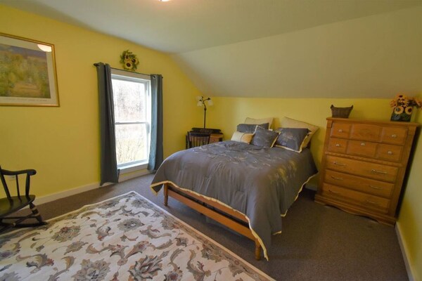 Sunny 3 Bedroom Duplex. - Burlington, VT