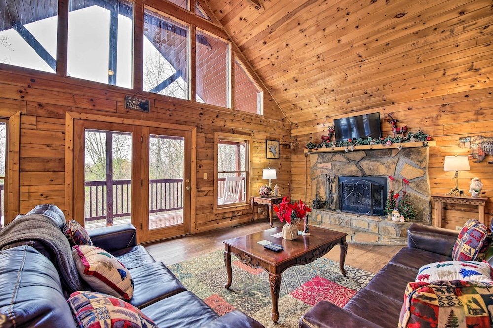 Rustic Sevierville Cabin: Private Hot Tub & Games! - Townsend, TN