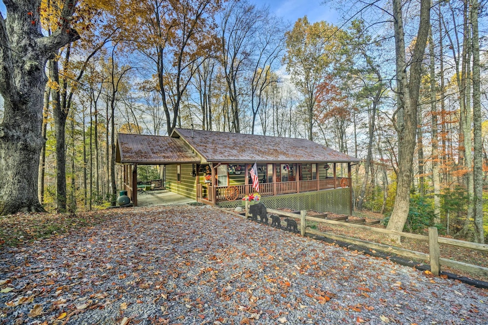 Woodsy Pigeon Forge Hideaway: Private Hot Tub - Townsend, TN