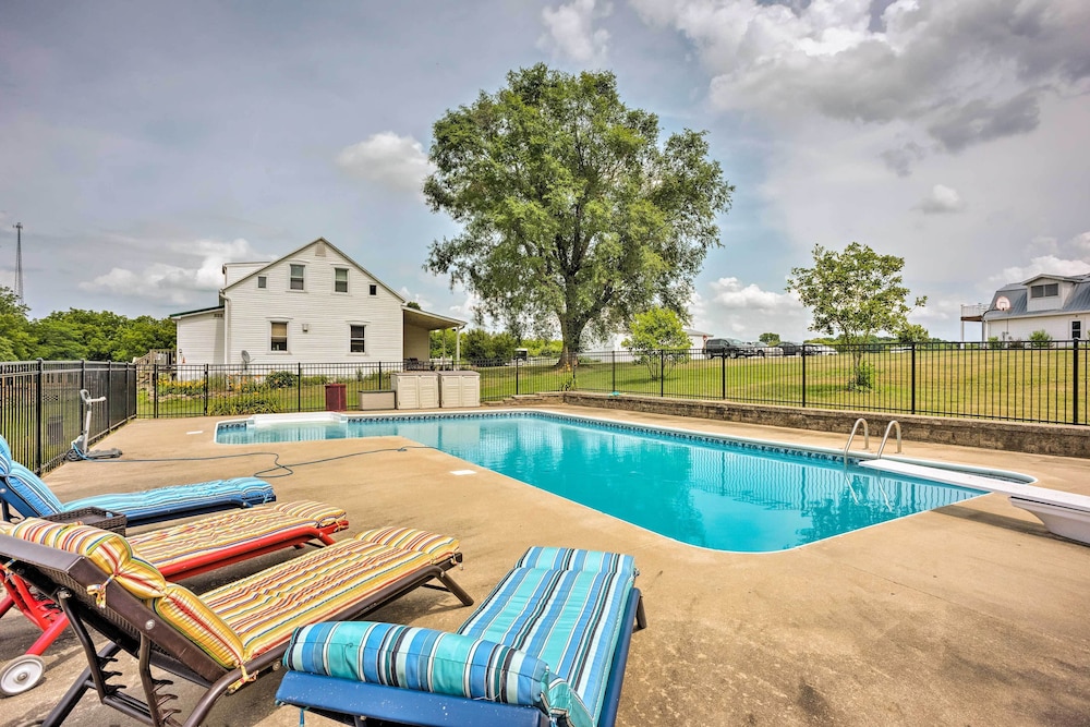 Charming Berger Apt On 42-acre Farm W/pool Access - Hermann, MO