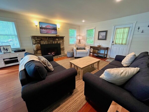 Waterfront: Delightful 4 Bedroom , With Sparkling Views, And Kayaks! - New Marlborough, MA