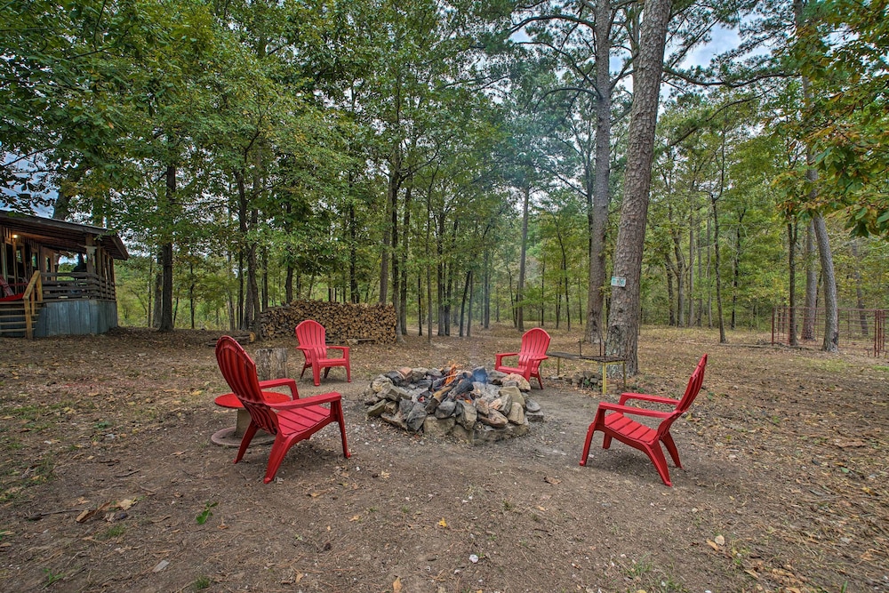 Secluded Wright City Cabin W/ Scenic Forest Views! - Pine Creek Lake, OK