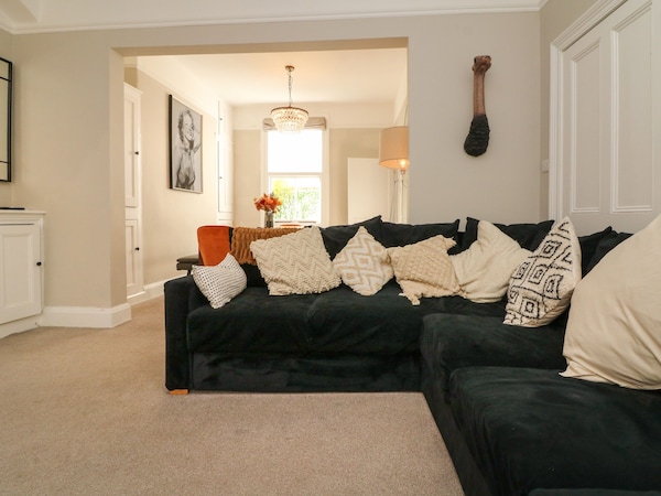 Myrtle House, Pet Friendly, Character Holiday Cottage In Ilfracombe - 울라콤