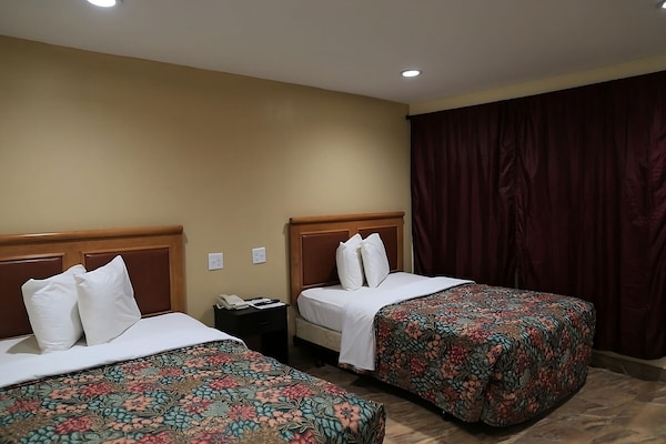 Comfortable Countryside Stay! Free Parking, Pets Allowed - Beeville, TX