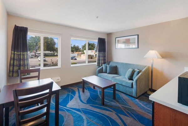 Two Spacious Accommodations, Comes With Free Breakfast & Parking! Pets Allowed! - Kennewick, WA