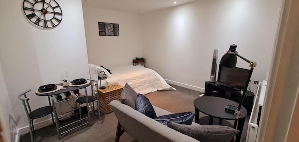 Maple House - Spacious 1-bed Apartment With Breakfast In London - Croydon