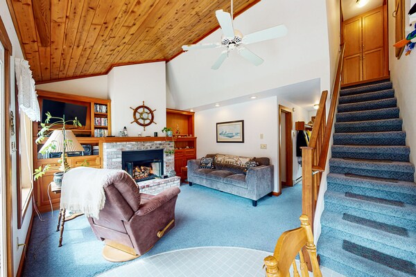 Dog-friendly Home With Fireplace & 3 Decks - Half A Mile To The Beach - Cannon Beach, OR