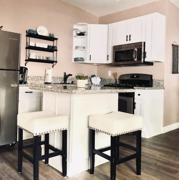 Cozy Suite Fully Furnished With Kitchen And Indoor Laundry - Upland, CA