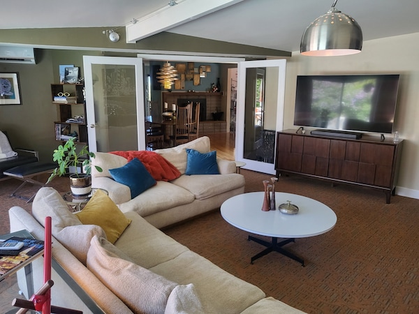 Mid-century Ranch Style Charmer With Pool In The Heart Of Sw Reno - Atlantis Casino Resort Spa
