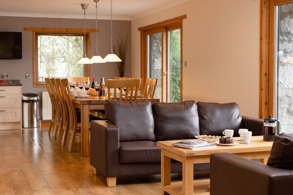 Sleeps 10 In 3 Double Rooms, 1 Twin Room And 1 Pull Out Bed - Aviemore