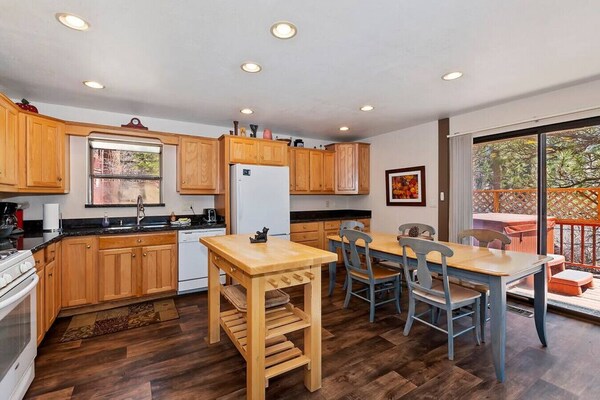 New Bear Canyon · Beautiful 3 Br With Great View & Lots Of Amenities - Big Bear, CA
