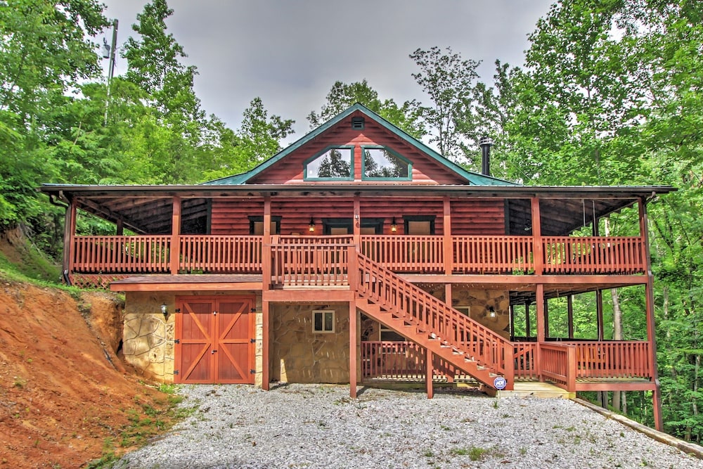 Smoky Mountain Cabin W/ Hot Tub & Outdoor Kitchen - Townsend, TN