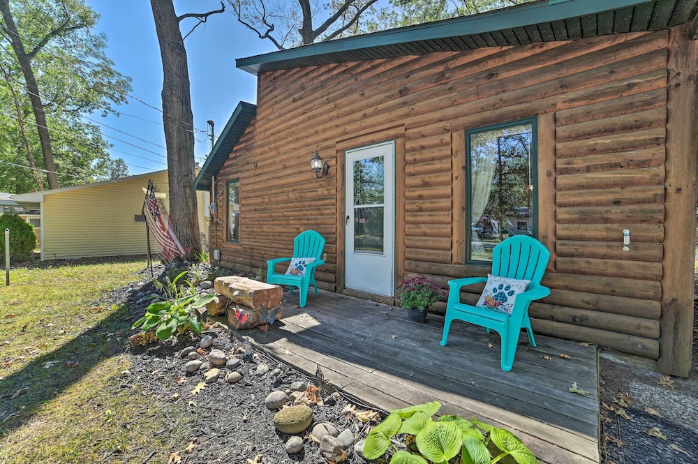 Charming Houghton Lake Cottage W/ Backyard! - Houghton Lake, MI