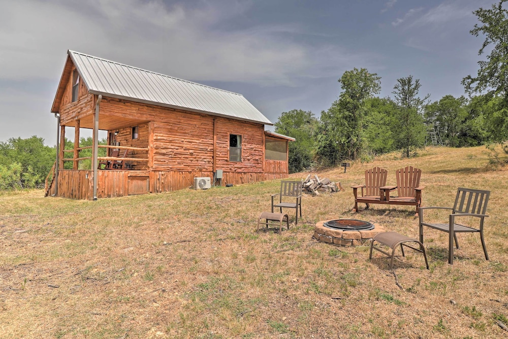 Chic Thorndale Cabin W/ Fire Pit & Paddleboat! - Holland, TX