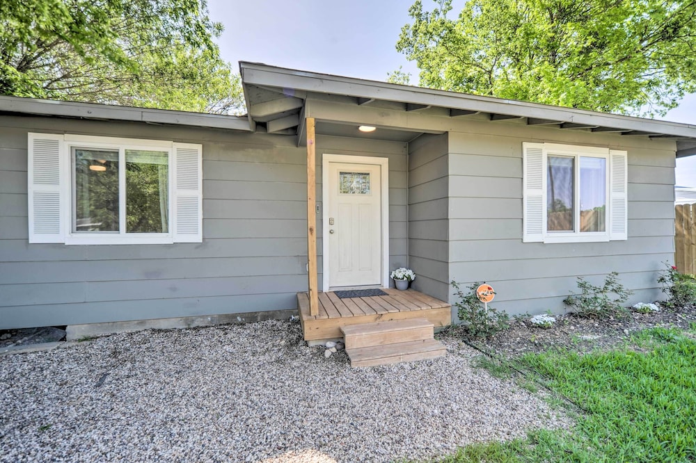 San Marcos Cottage W/ Large Private Backyard! - San Marcos, TX
