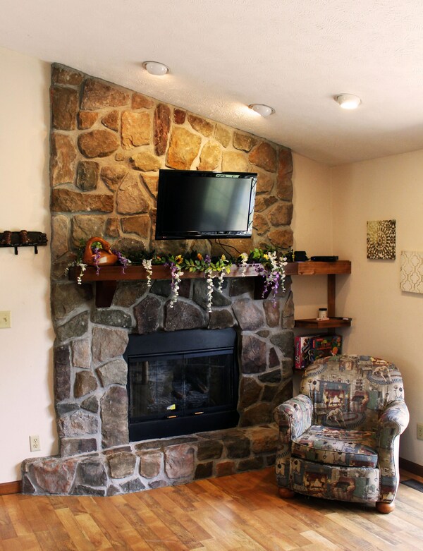 Stones Throw From Giant City Park, Wineries, Hiking, Biking, Hunting And More. - Carbondale