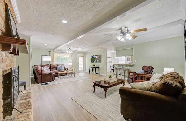 Spacious 4br For Groups - 3 Min To Woodlands Mall, Concerts & More! - Lake Woodlands, The Woodlands