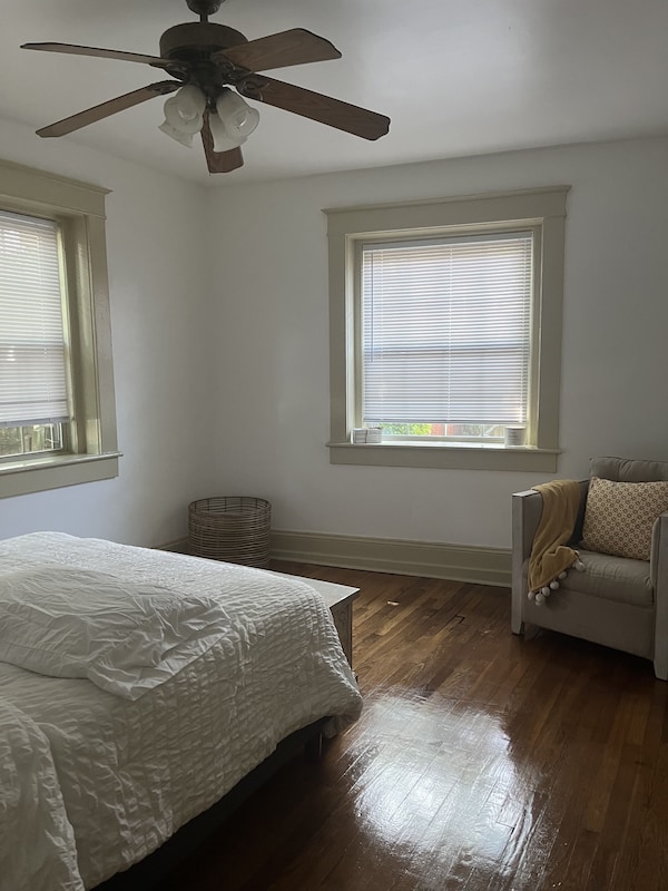 \"Downtown Apartment:  Perfect Location With Easy Access To Everything!\" - Portsmouth