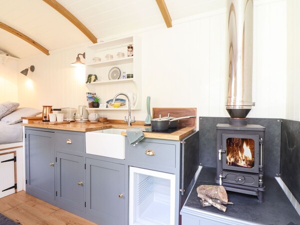 Godrevy Shepherds Hut, Romantic, With Hot Tub In Hayle - Hayle