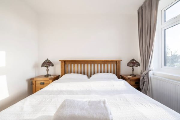 Executive Flat: Enjoy Clean White Bedding At New Flat Gants Hill, Ilford, London - Ilford