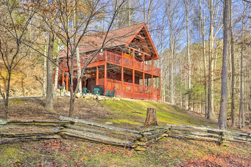 Creekside Sevierville Cabin: Game Room & Hot Tub! - Townsend, TN