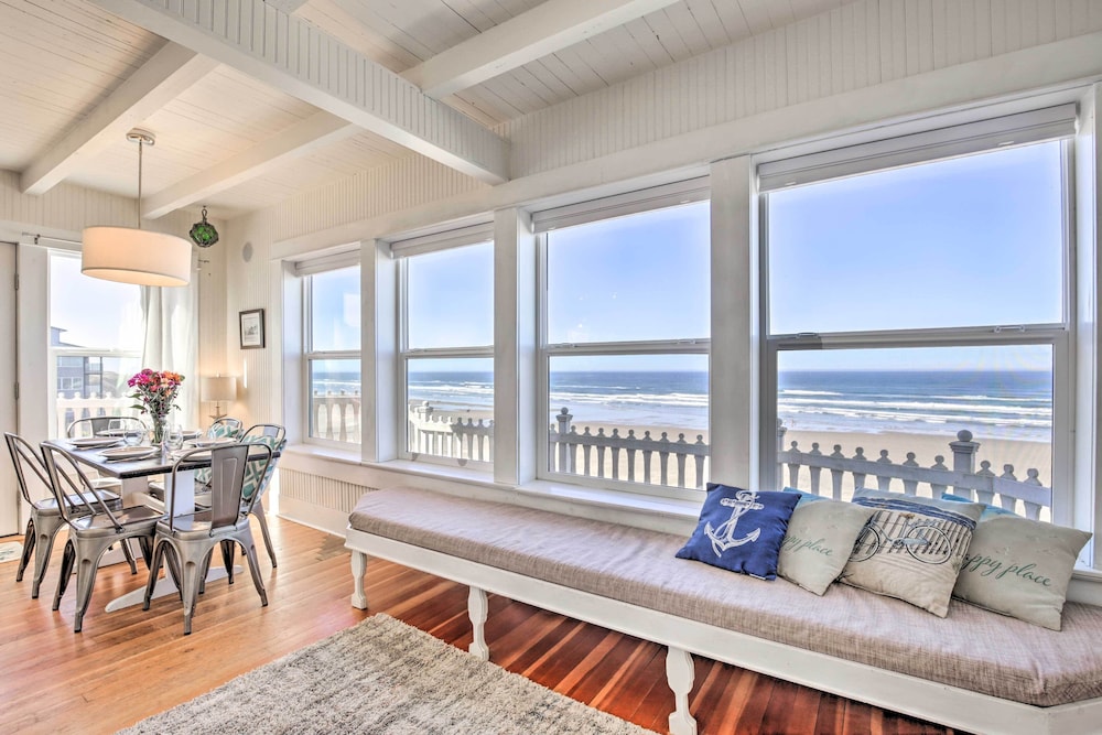 Beachfront Newport Cottage With Private Hot Tub! - Newport, OR