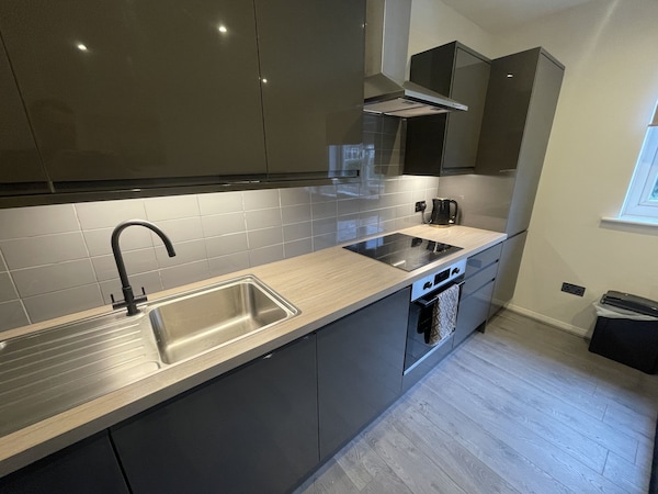 Modern Cosy Flat Near City Centre. Double Bed & Parking. Quiet Residential Mews - Cheadle