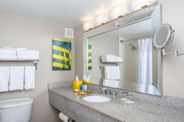Comfort And Convenience! Outdoor Pool, Free Airport Shuttle, Pet-friendly Stay! - Kendall, FL