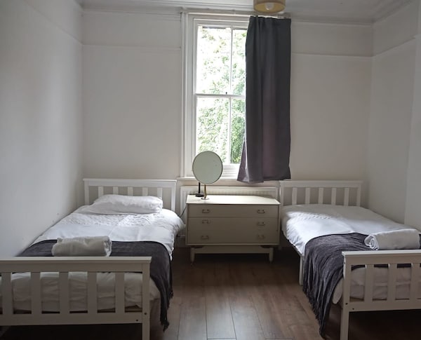 Walking Distance To Cathedral, Refurbished 2 Bed. With  Free Car Park And Wifi - Canterbury
