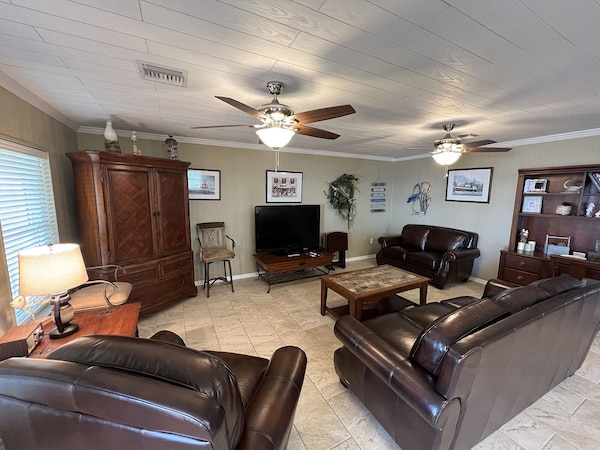 Pearly Whites  - Bay Front - Island Realty - Grand Isle, LA