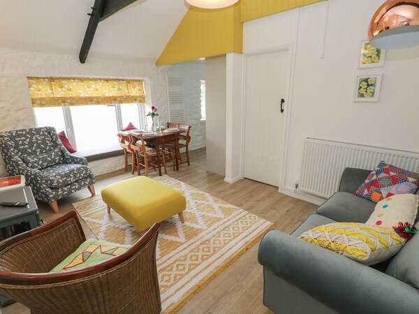 Primrose Cottage, Pet Friendly, With A Garden In Manorbier - Freshwater East